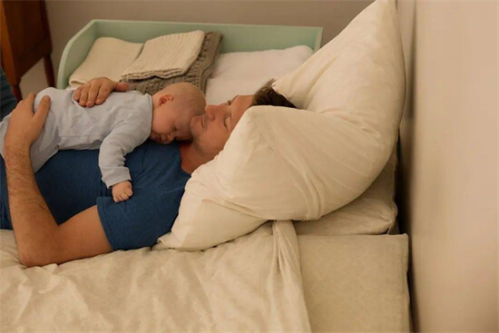 新生儿睡觉，妈妈做好这4个方面，不仅让他睡的好，还少生病