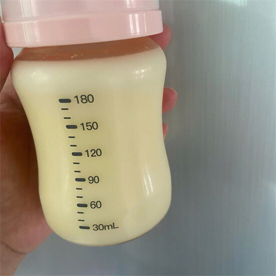 在公司偷偷挤奶：严格的母乳喂养，是针对职场妈妈的道德绑架
