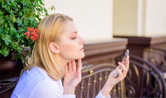 普通男生该如何吸引女生的注意？