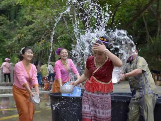 ​“泼水节被撕扯雨衣”女生很崩溃 应该如何注意边界？