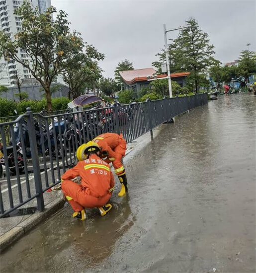 厦门强降雨辖区多处积水民众坐船疏散 现场情况怎么样了？