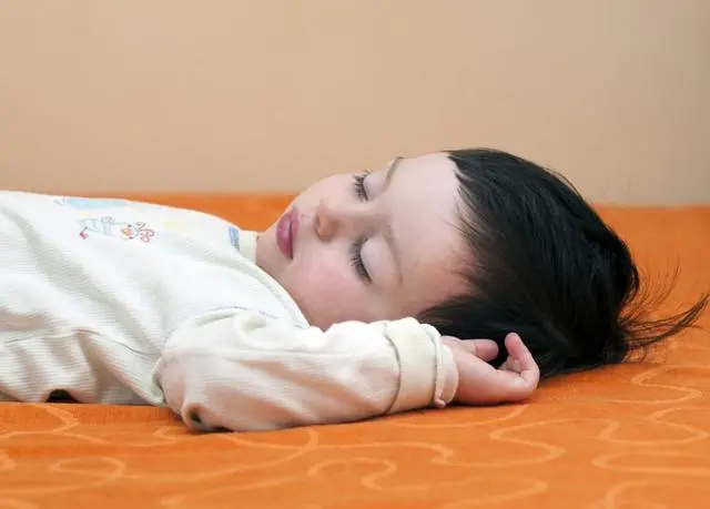 初生婴儿最佳睡眠时间多久？揭晓宝宝每个年龄段睡眠时间对照表