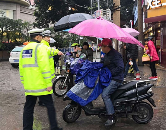 桂林人注意！电动车装伞上路要挨罚款了！有人已经挨着了！